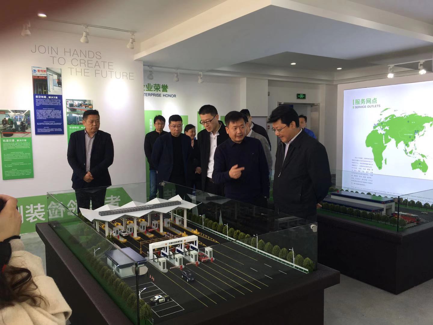 热烈欢迎无锡新吴区委书记王进健率队莅临星亿注册科技考察