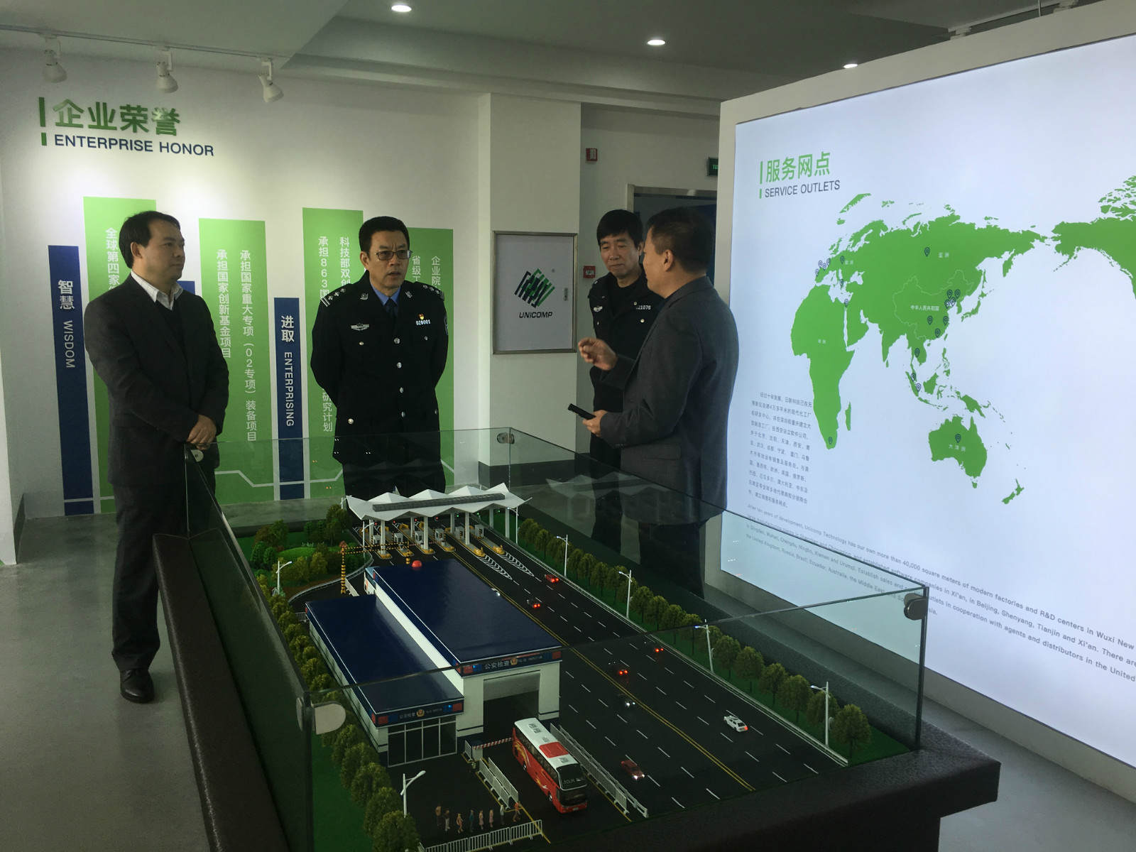 热烈欢迎新吴区副区长、区公安局长丁旭东莅临星亿注册科技参观调研！